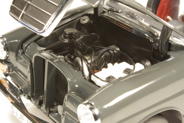 Mercedes 200 Limousine (w110) 1966, tummanharmaa