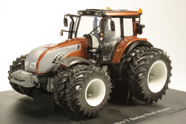 Valtra T213 2011, suklaanruskea "Paripyörät" - Sulje napsauttamalla kuva