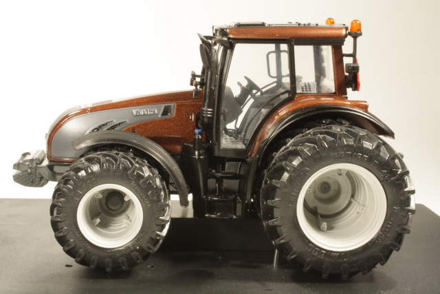 Valtra T213 2011, chocolate "8 wheels"