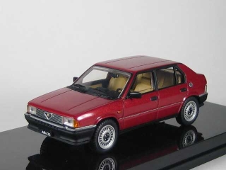 Alfa Romeo 33 1.3 Stradale, punainen