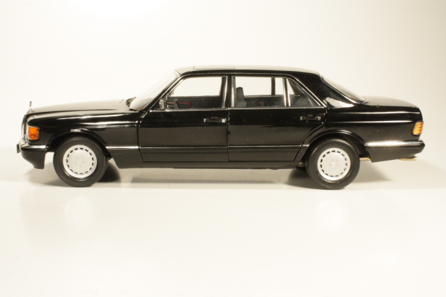 Mercedes 560SEL (v126) 1985, musta