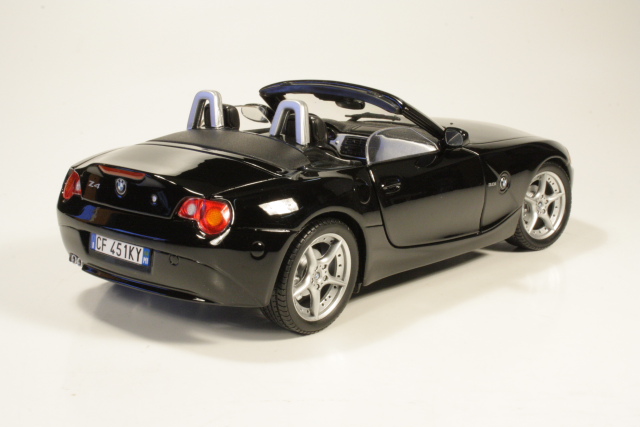 BMW Z4 2002, musta