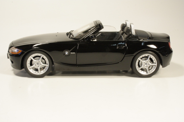 BMW Z4 2002, musta