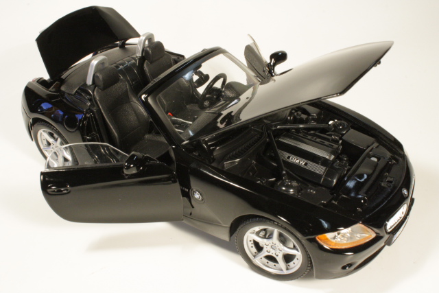 BMW Z4 2002, musta