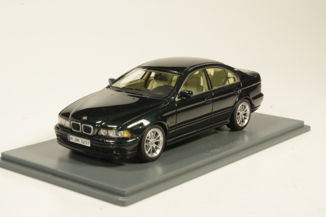 BMW 530d (E39) 2002, tummanvihreä