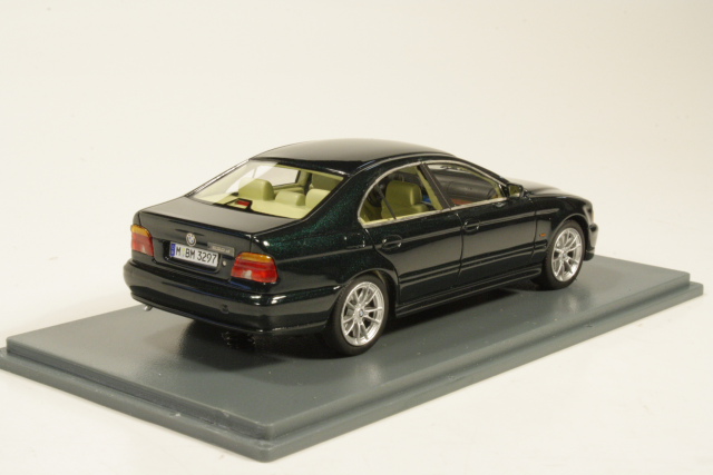 BMW 530d (E39) 2002, tummanvihreä