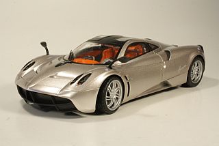 Pagani Huayra 2011, harmaa