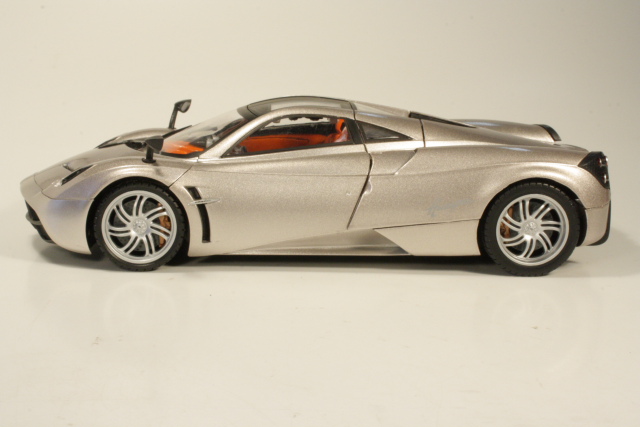 Pagani Huayra 2011, grey