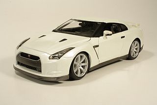 Nissan GT-R 2009, valkoinen
