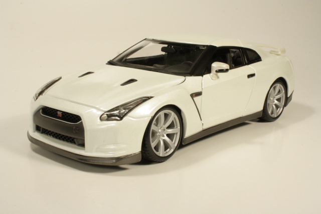 Nissan GT-R 2009, valkoinen - Sulje napsauttamalla kuva