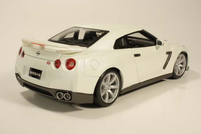 Nissan GT-R 2009, valkoinen - Sulje napsauttamalla kuva