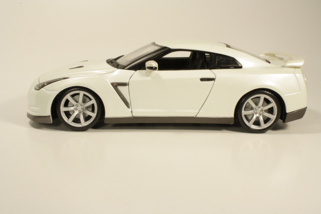 Nissan GT-R 2009, valkoinen