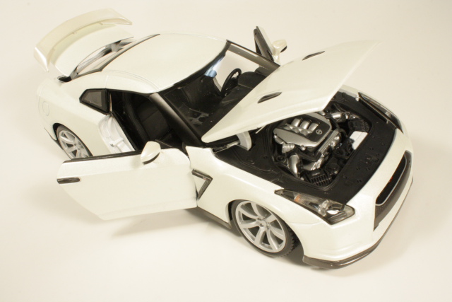 Nissan GT-R 2009, valkoinen