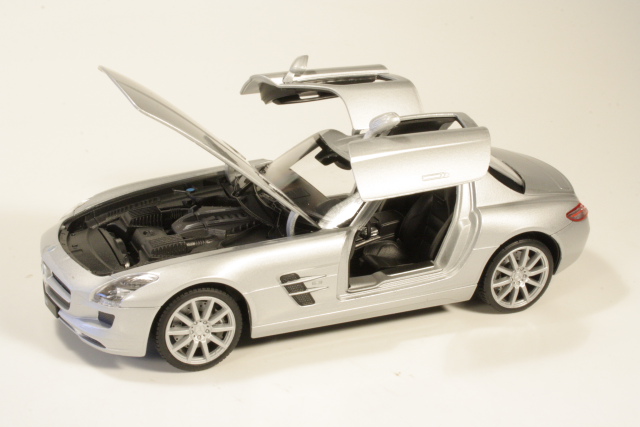 Mercedes SLS AMG 2010, hopea - Sulje napsauttamalla kuva