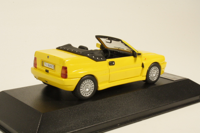 Lancia Delta HF Integrale Cabriolet 1992, yellow