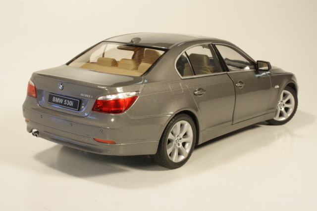 BMW 530i 2004, graphite grey