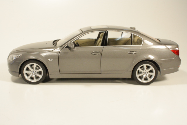 BMW 530i 2004, graphite grey
