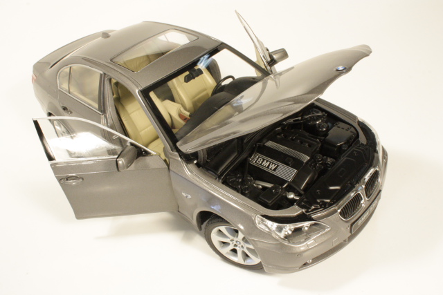 BMW 530i 2004, graphite grey