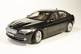 BMW 535i (F10) 2012, musta