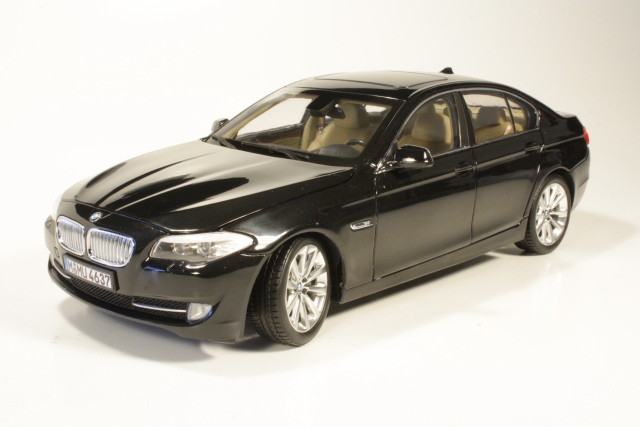 BMW 535i (F10) 2012, musta