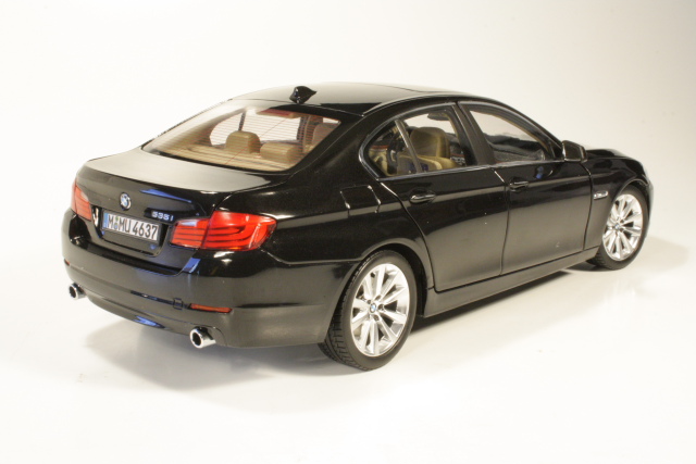 BMW 535i (F10) 2012, musta