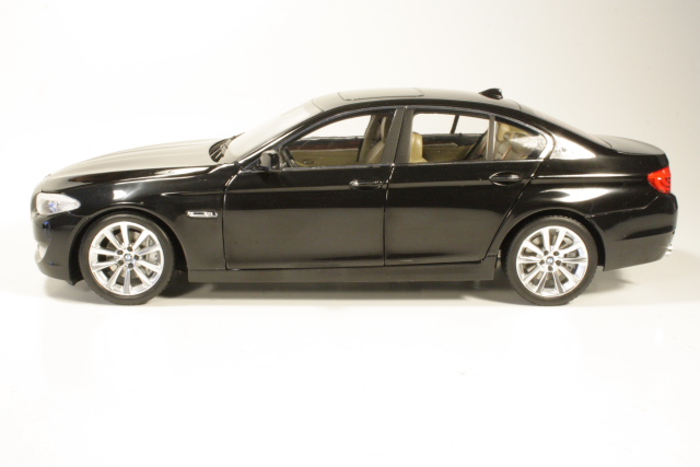 BMW 535i (F10) 2012, musta