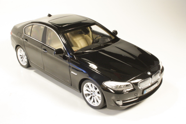 BMW 535i (F10) 2012, musta
