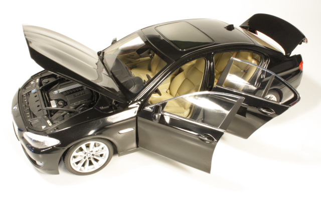 BMW 535i (F10) 2012, musta