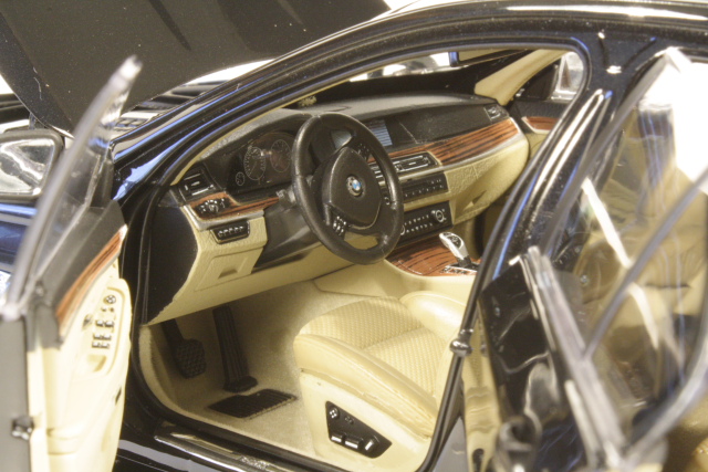 BMW 535i (F10) 2012, musta