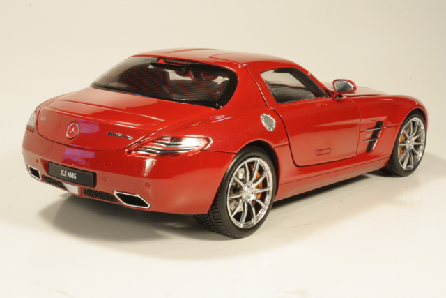Mercedes SLS AMG (C197) 2010, punainen
