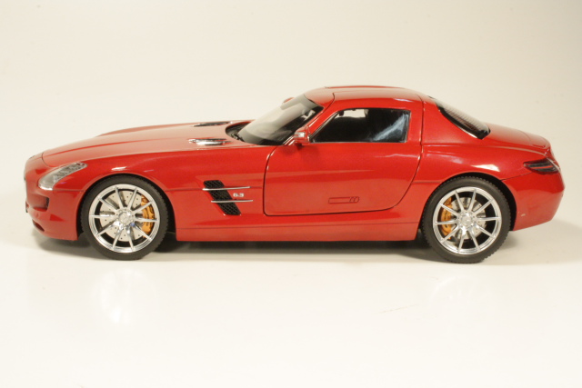 Mercedes SLS AMG (C197) 2010, punainen