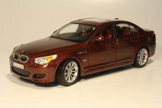 BMW M5 (e60) 2005, tummanpunainen