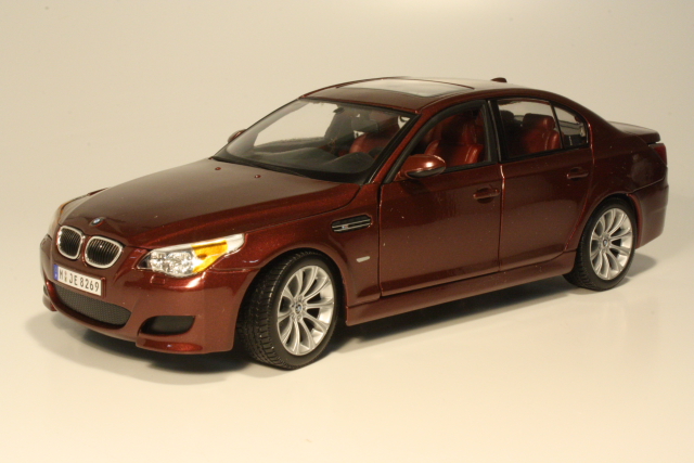 BMW M5 (e60) 2005, tummanpunainen