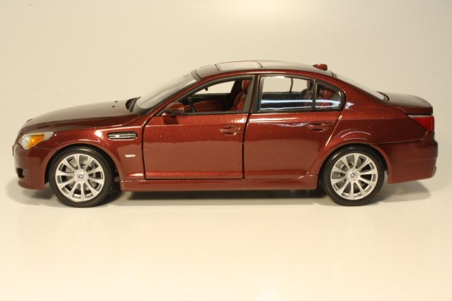 BMW M5 (e60) 2005, tummanpunainen