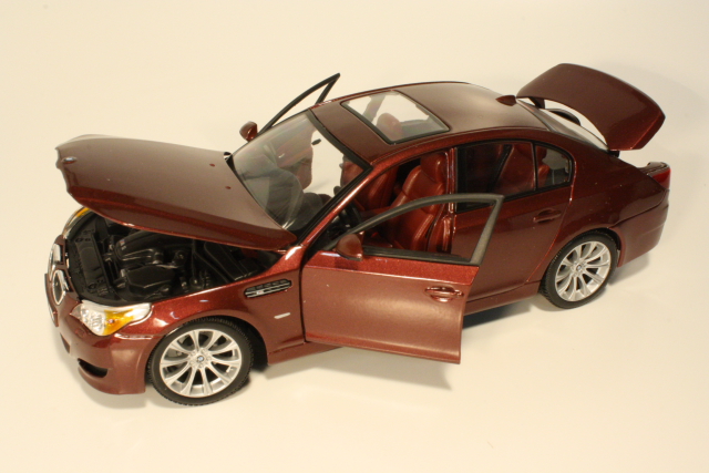BMW M5 (e60) 2005, tummanpunainen
