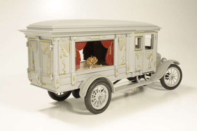 Ford Model T 1921, harmaa "Ruumisauto"