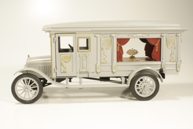 Ford Model T 1921, harmaa "Ruumisauto"