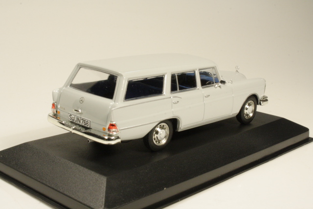 Mercedes 230S Universal 1967, light grey