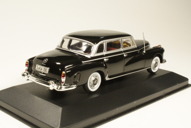 Mercedes 300D 1957, musta