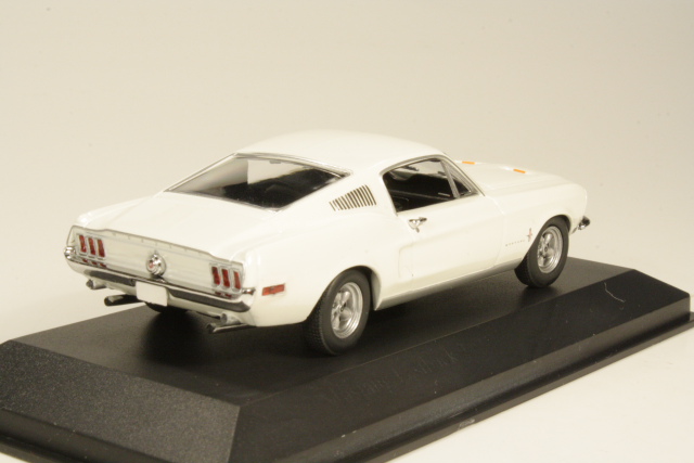Ford Mustang Fastback 1968, valkoinen