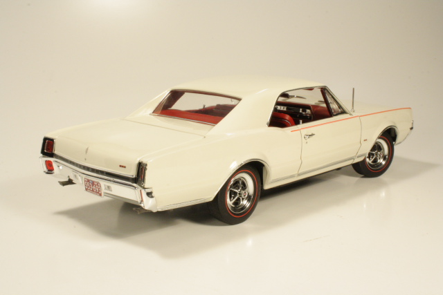Oldsmobile 442 Coupe 1967, valkoinen