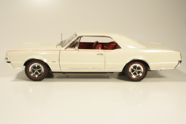 Oldsmobile 442 Coupe 1967, valkoinen