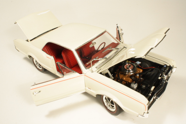 Oldsmobile 442 Coupe 1967, valkoinen
