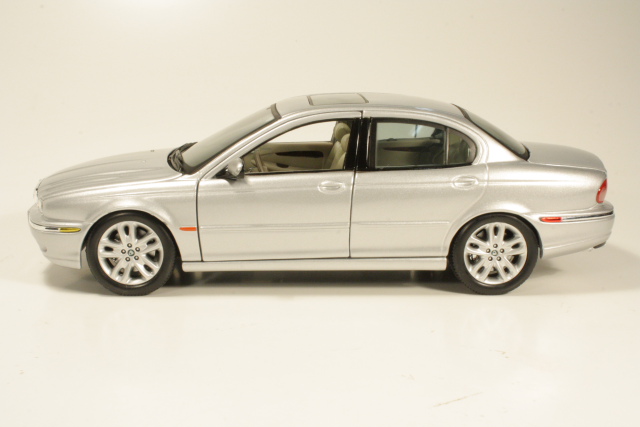 Jaguar X-Type 3.0 V6 AWD Executive 2002, silver