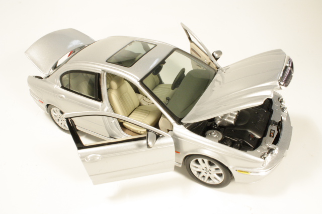 Jaguar X-Type 3.0 V6 AWD Executive 2002, silver