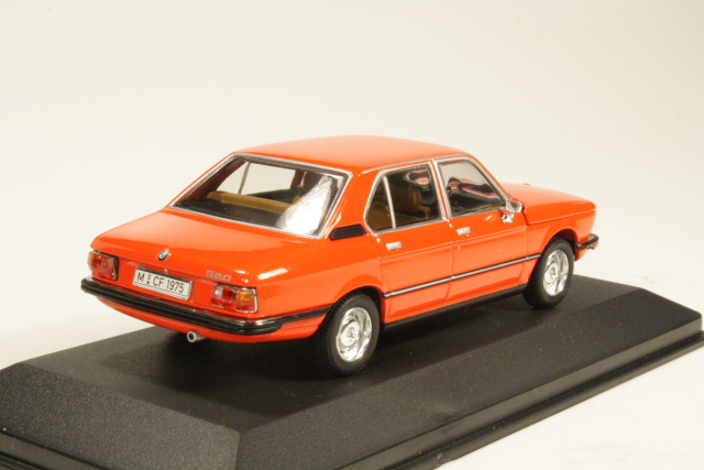 BMW 520i 1972, punainen