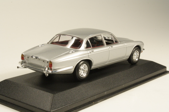 Jaguar XJ12 series II 1975, silver
