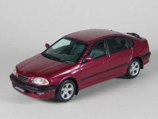 Toyota Avensis GLS Hatchback 1998, viininpunainen