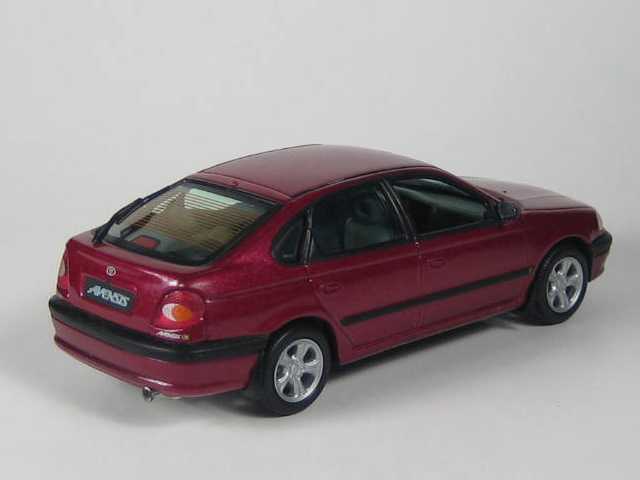 Toyota Avensis GLS Hatchback 1998, viininpunainen