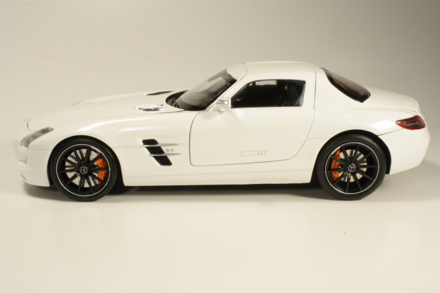 Mercedes SLS AMG (C197) 2010, white